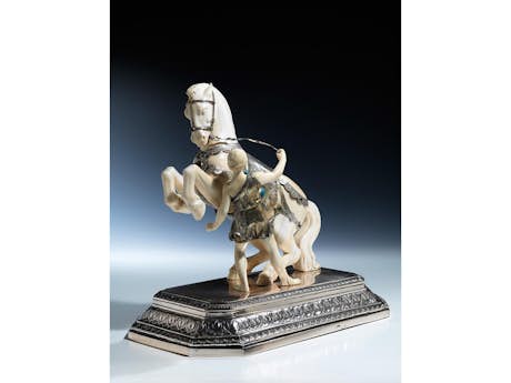 Elfenbein-Figurengruppe eines Pferdes beim Voltigieren auf Silbersockel